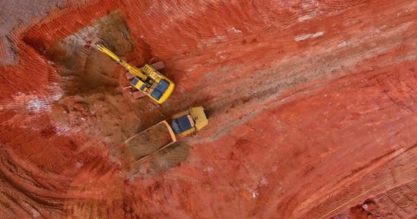 防潮堤衛生下水道システムの建設と新しい住宅団地の建物の準備プロセスのバックホー掘り作業掘削機 — ストック動画