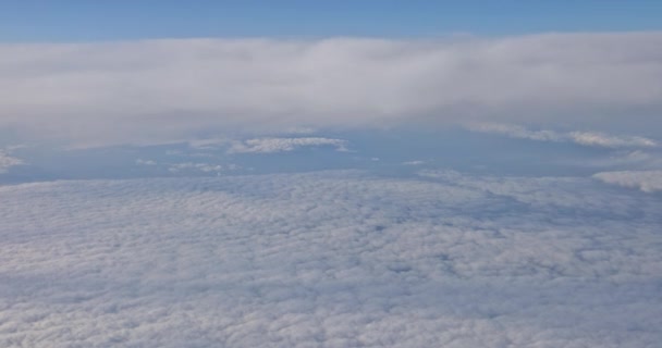 Ясное Голубое Небо Высокими Облаками Расположенными Сверху Вид Самолета Летящего — стоковое видео