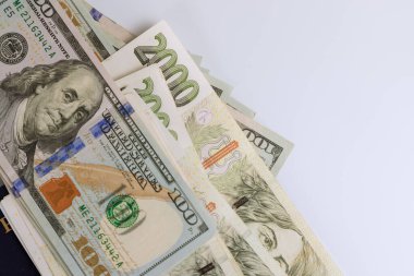 Amerikan yüz dolarlık banknotlar yakın çekim para birimi ve Çek korunas CZK para banknotları