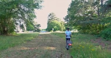 Kadınların havadan görünüşü çim biçme makinesini biçer bahçıvan çimleri keser