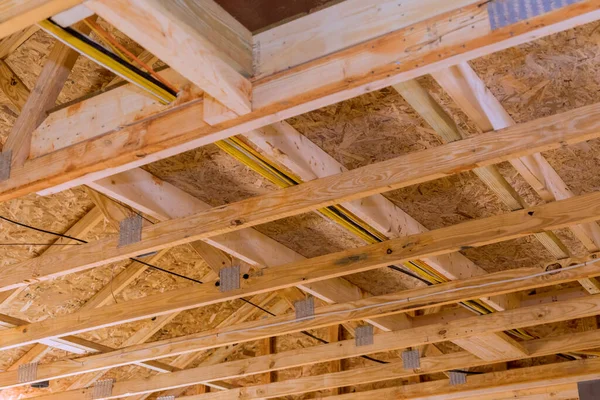 Standardowy Drewniany Budynek Bliska Dachu Kratuje Pracowników Gwoździami Belki Drewniane — Zdjęcie stockowe