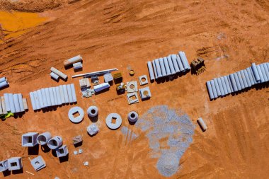 Beton drenaj borusu ve havadan manzaralı inşaat sahasının altındaki rögar kapağı.