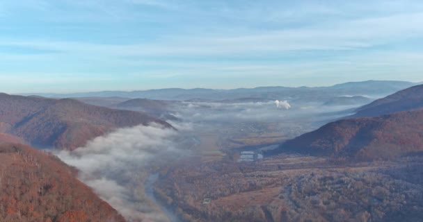 Ranní Mlha Údolí Mezi Horskými Svahy Krásné Panorama Podzimních Hor — Stock video