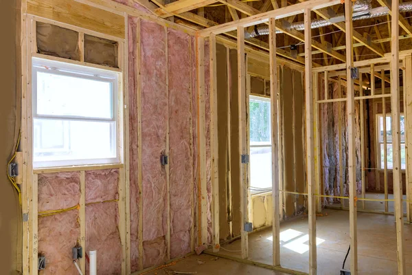 壁カバーのためのミネラルウールと家の断熱材 — ストック写真