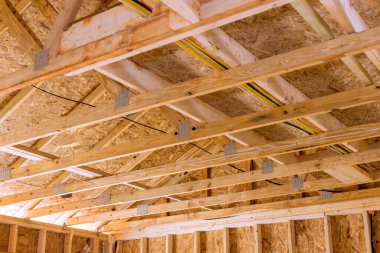 İnşaat halindeki yeni bir evin çerçevesinde ahşap bina iskeleti