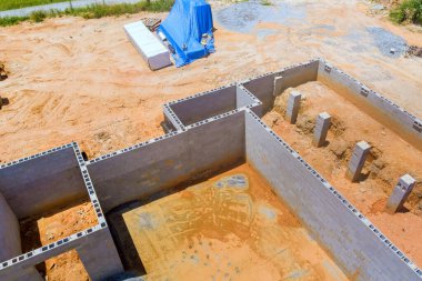 Yeni ev inşaatı için beton blokların havadan görünüşü