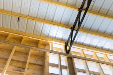 İçerideki sanayi binası için metal çatılı inşaat çeliği.