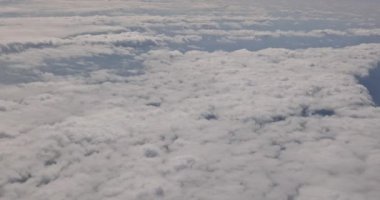 Bulutların üzerinde güzel günbatımı gökyüzü dramatik bir ışıkla fantastik mavi gökyüzünde