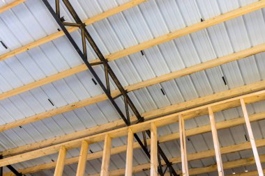 Çelik iskelet kirişlerinden oluşan büyük bir hangar inşaatı.