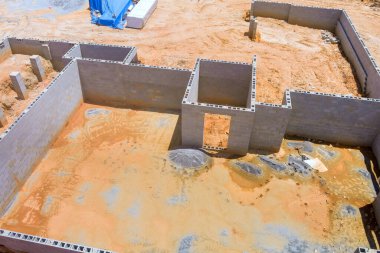 Yeni ev inşaatı için beton bloklar inşa ediliyor.