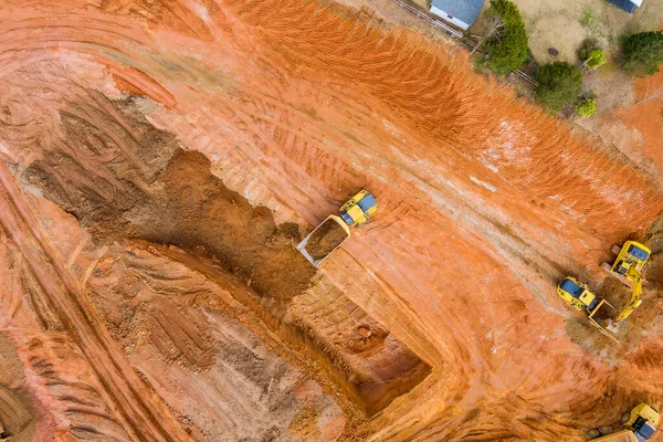 Yeri büyük bir çukurla doldurmak yeni bir alt bölge için hazırlık sahası bir hava manzaralı inşaat sahası.