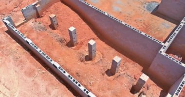 Beton kepenk bloklarından yapılmış evin havadan görünüşü