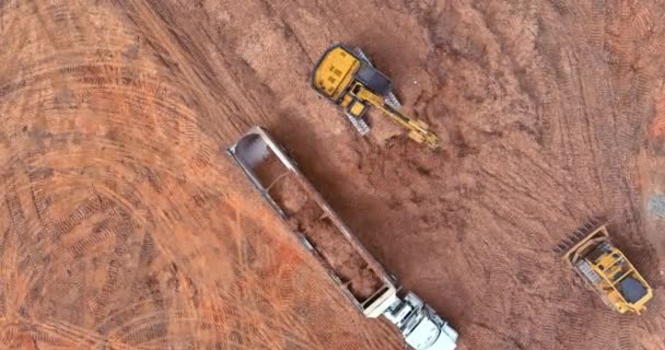 挖掘机卡车施工现场的准备工作正在向土壤中装入垃圾车并从空中观看 — 图库视频影像
