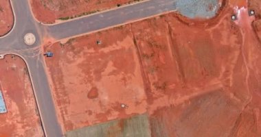 Yeni inşaat sahasının altındaki yeni bina detaylarının hava manzaralı çimento temeli