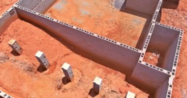 İnşaat alanındaki havadan aşağı manzara ve ev temeli için beton bloklar.
