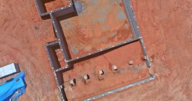 Beton bloklardan yeni bir ev için beton temellerin havadan görünüşü