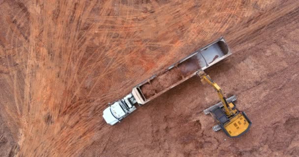 Nşaat Alanına Arazi Hazırlamak Için Kazıcının Üstündeki Hava Görüntüsü Bir — Stok video