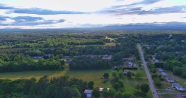 Güneşin erken doğuşunda Boiling Springs 'in hava manzarası. Orman yakınlarındaki güzel şehir. Güney Carolina ABD.