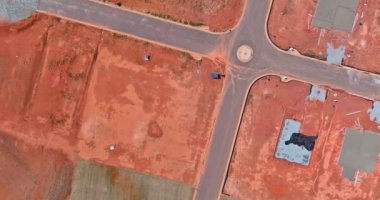 Havadan görünüşlü konut geliştirme İnşaat alanında yeni bir evin temelini oluşturdu