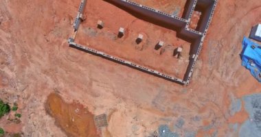 İnşaat alanındaki evin beton bloklardan inşa edilmiş çimento temeli bir hava manzarası