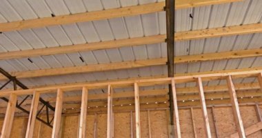 Depo iskeletindeki bir depo merkezinin metal çatısında inşaat alanı