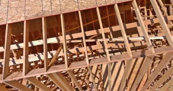 Widok Bliska Drewniane Belki Krokwie Belki Sklejki Gwoździ Dachu Widok — Wideo stockowe
