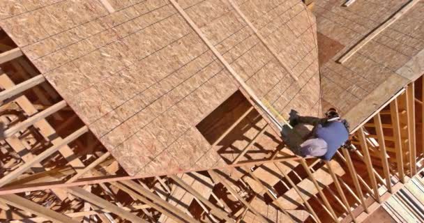 Widok Powietrza Krokwi Dachowych Drewnianymi Panelami Sklejki Nowym Domu — Wideo stockowe