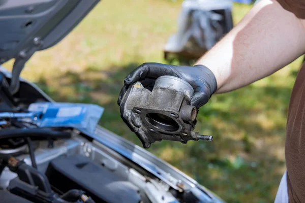 Hand Ein Mann Halten Gas Auto Service Motor Drosselklappe Ersatz — Stockfoto