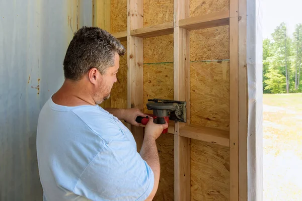 Carpintería Trabajador Construcción Cortando Tablero Madera Con Sierra Eléctrica — Foto de Stock