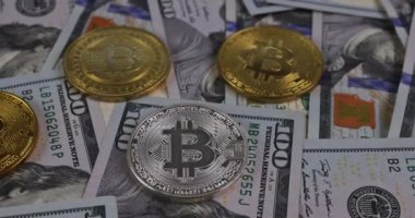 Dijital yeni modern ödeme yöntemi Kripto para birimi Bitcoin 100 dolarlık banknotlar üzerinde
