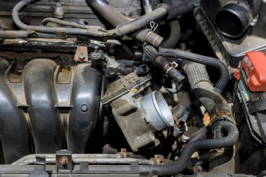 Motor arızası eski bir arabanın gaz pedalını bozmuş.