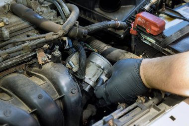 Otomatik tamirci yeni bir gaz pedalı ile motordan bir gaz gövdesini söker