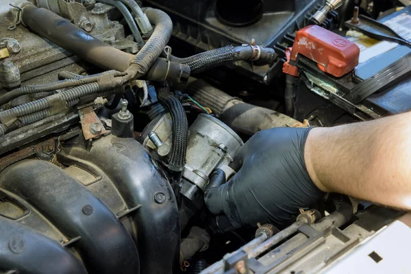 Automechaniker Demontieren Einen Drosselklappenkörper Aus Dem Motor Mit Neuer Drosselklappe — Stockfoto