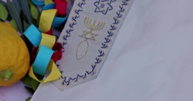 Yahudi bayramı, Sukkot için taze limon ve benzeri süslemeler.