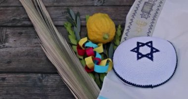Ortodoks Yahudi bayramı geleneksel Sukkot sembolleri üzerine bir etrog