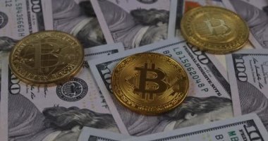 Çevrimiçi finans sektörü bitcoin dolar nakit, sanal kripto para birimi bitcoin btc ve dijital para ödeme banknotları
