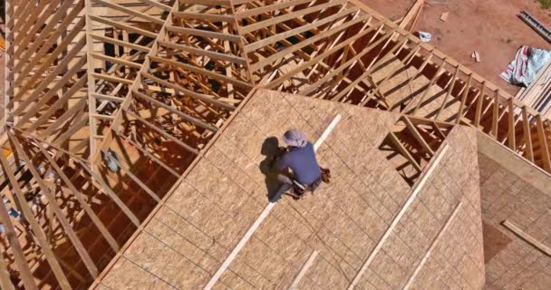 屋根の設置と木製の合板を釘打ち建設屋根大工の労働者は 空中ビューを動作します — ストック動画