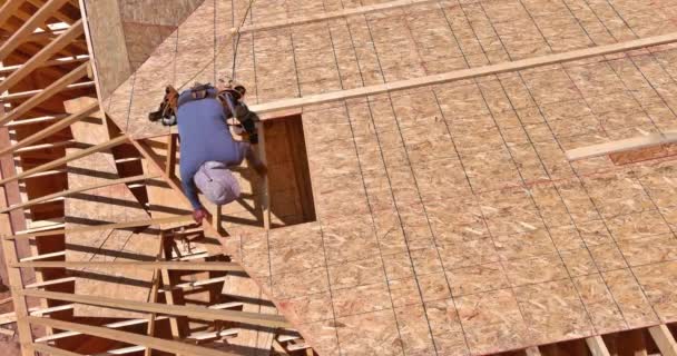Pracovníci Nanášení Přibití Překližky Panely Střechu Nový Dům — Stock video