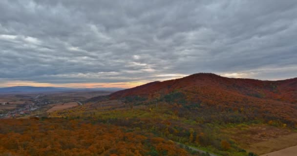 Paisaje Otoño Del Pueblo Mañana Las Montañas Una Vista Aérea — Vídeo de stock