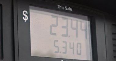 Yükselen benzin fiyatları benzin istasyonundaki benzin deposunu kapatıyor.