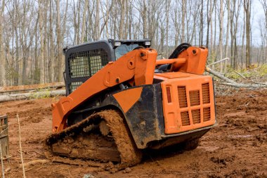 Toprak, peyzaj çalışmaları sırasında buldozerle hareket ederek bölgenin gelişmesini sağlar.