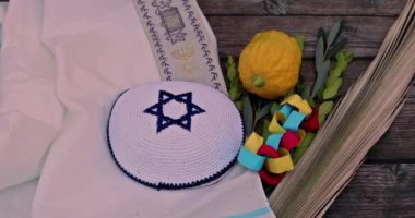 Yahudi ortodoks festivali geleneksel Sukkot sembolleri Etrog, lulav, hadas, arava 'daki dört tür