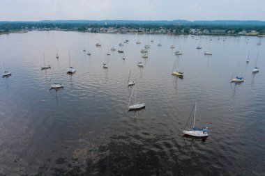 Birçok güzel demirli yatın havadan görünüşü yaz tatilinde su üzerinde lüks bir yaşam tarzı.