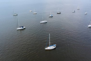 Amerikan limanı yakınlarındaki birçok teknenin panoramik hava görüntüsü