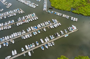 Okyanus limanındaki Amerikan limanındaki küçük teknelerin hava manzarası.
