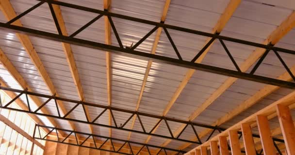 倉庫のための新しい金属屋根と木枠の建設現場のインテリア — ストック動画