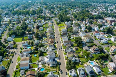 Sayreville New Jersey 'deki küçük Amerikan kasabasının manzarası.