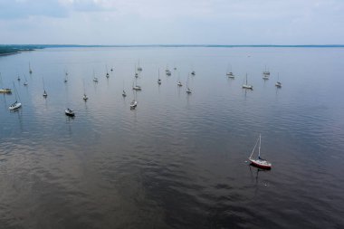 Amerikan limanındaki yat ve teknelerin havadan görüntüsü.