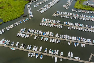 Havadan üst görünüm limanında birçok farklı türde küçük tekne var.
