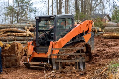 Buldozer peyzaj çalışmaları yapıyor. Arazi geliştirme çalışmaları ile birlikte.